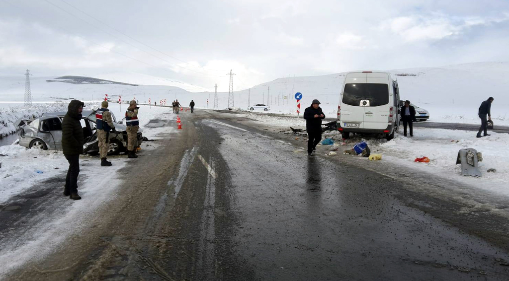  Ardahan'da feci kaza: 8 yaralı