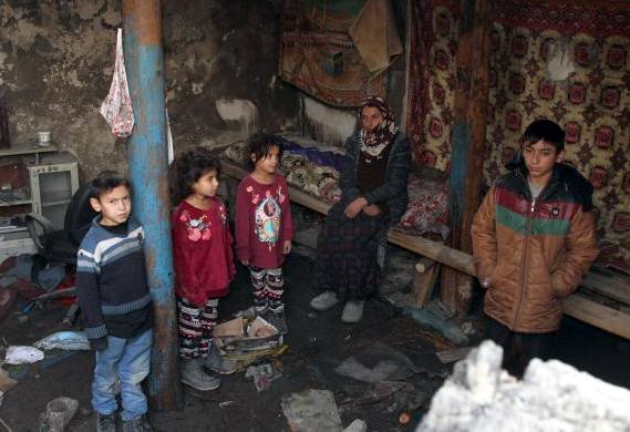Evleri yanan aile kış ortasında sokakta kaldı