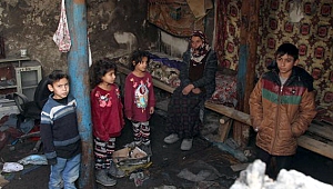 Evleri yanan aile kış ortasında sokakta kaldı
