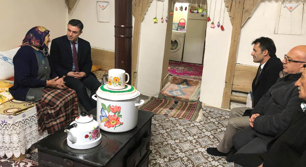 Kaymakam Gün, kar kış dinlemiyor