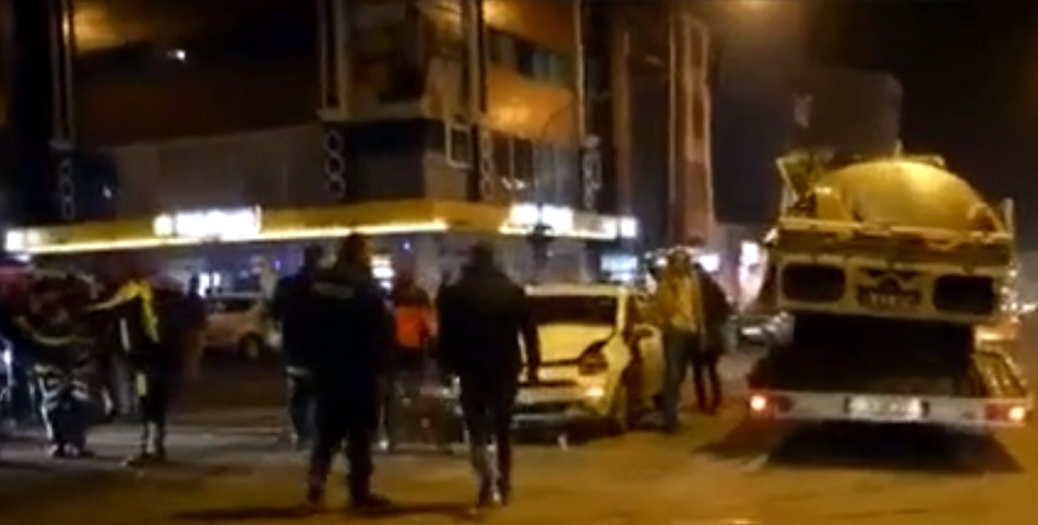 Otomobil ile kamyonet çarpıştı: 3 Yaralı