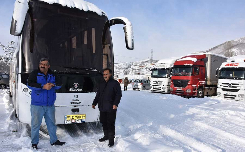 POSOF’TA KAYAN TIR'LAR YOL KAPATTI