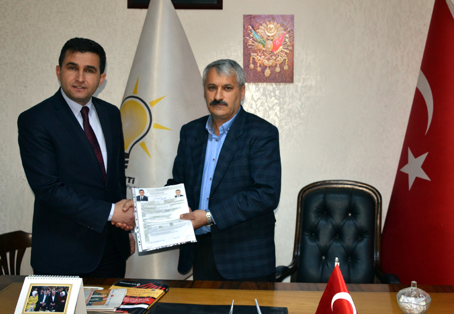 Başvuruları aldı, kendisi aday oldu!