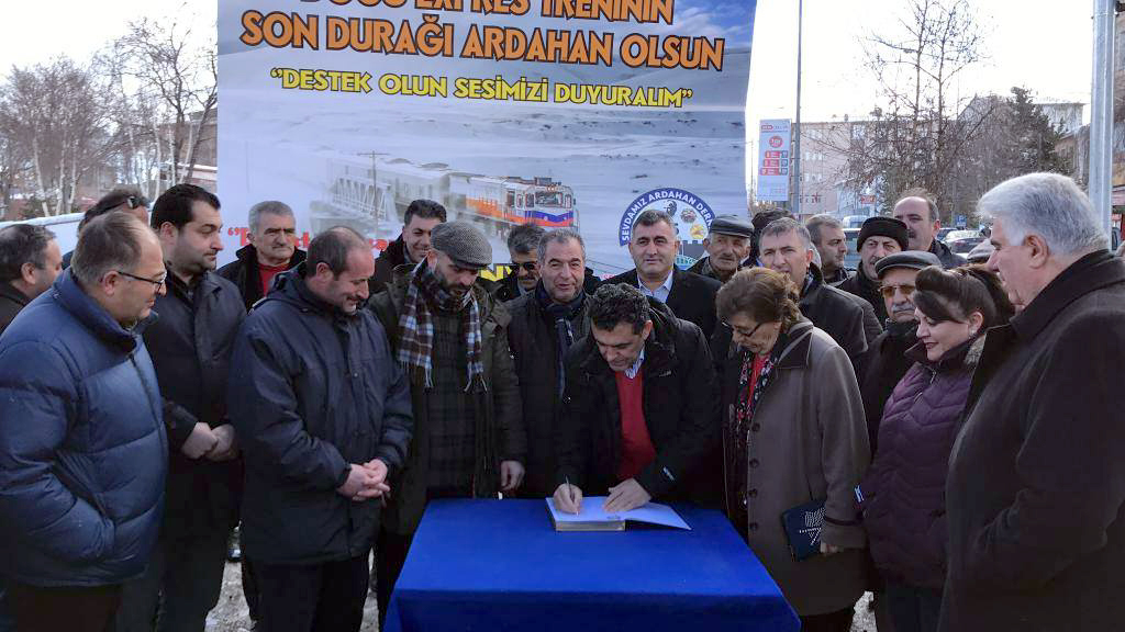 Faruk Demir'den anlamlı imza