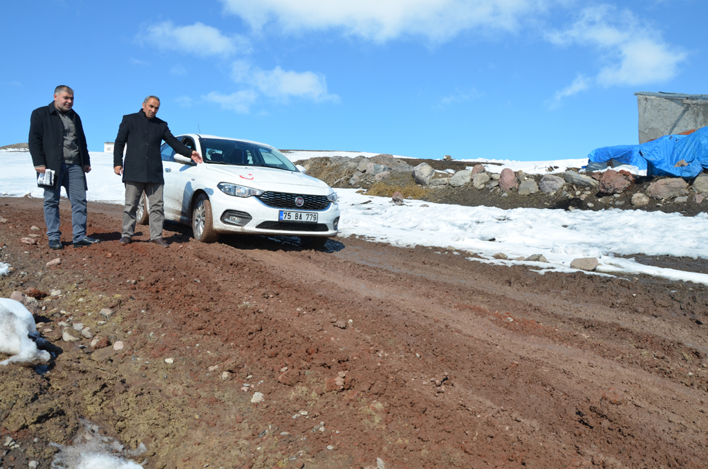 Hanak'ta Atalar Mahallesinin yol çilesi