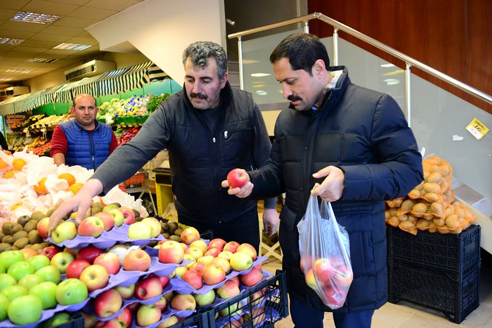 Vali, alışverişini yerel esnaftan yaptı