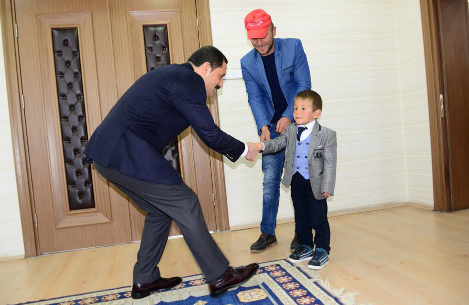 VALİ, MUHTARIN ELİNİ SIKTI