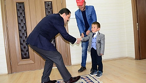 VALİ, MUHTARIN ELİNİ SIKTI