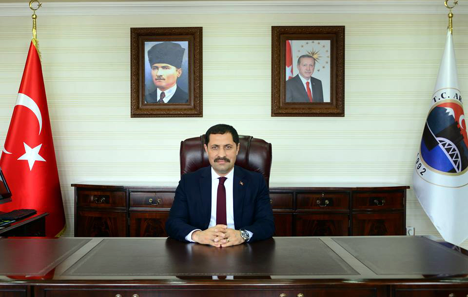 VALİ VE BAŞKAN’DAN 23 NİSAN MESAJI
