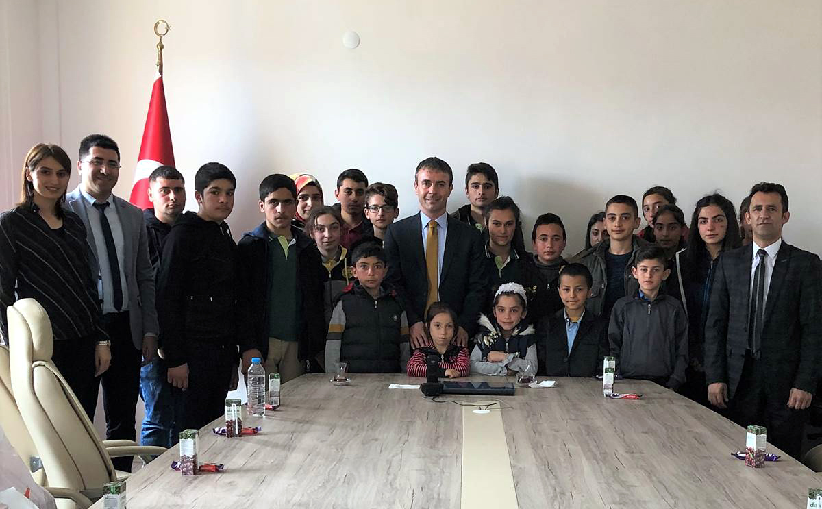 YETİM GÜLERSE DÜNYA GÜLER