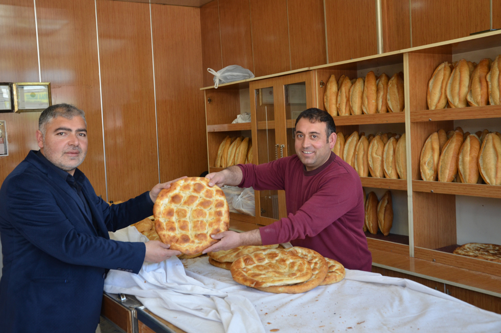 Esnaf eski günleri mumla arıyor!