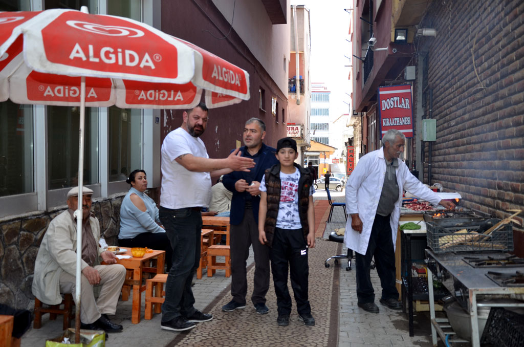 KEBAPÇI SOKAĞINA ZABITA ENGELİ