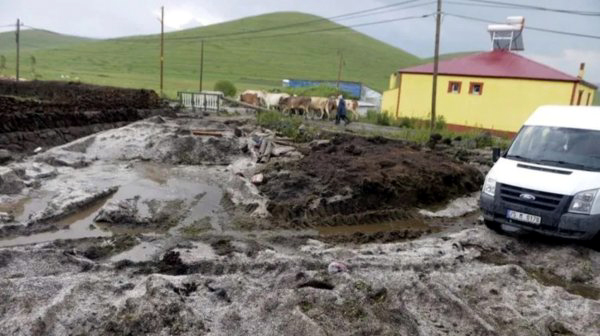 Kuvvetli sağanak ve dolu hasara yol açtı