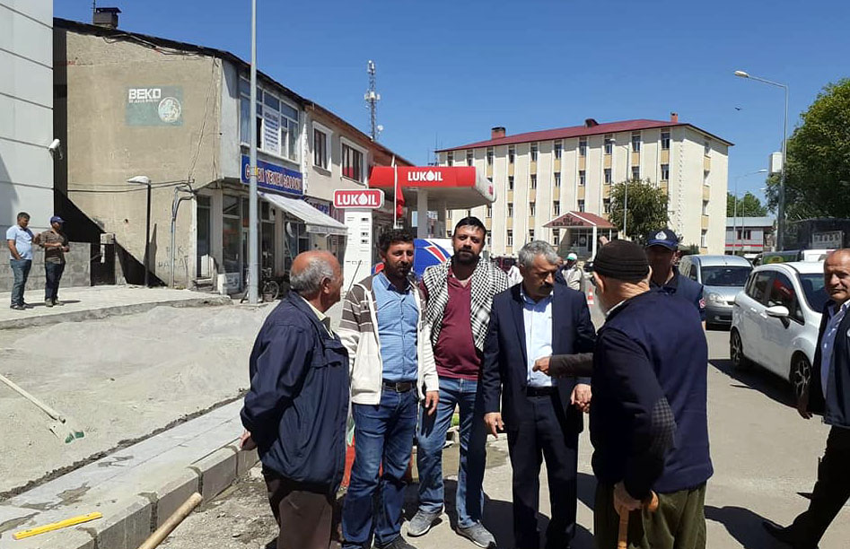 Gültekin ve kurmayları kaldırımları yeniliyor