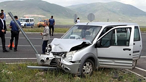 Kamyonet ile otomobil çarpıştı: 8 yaralı