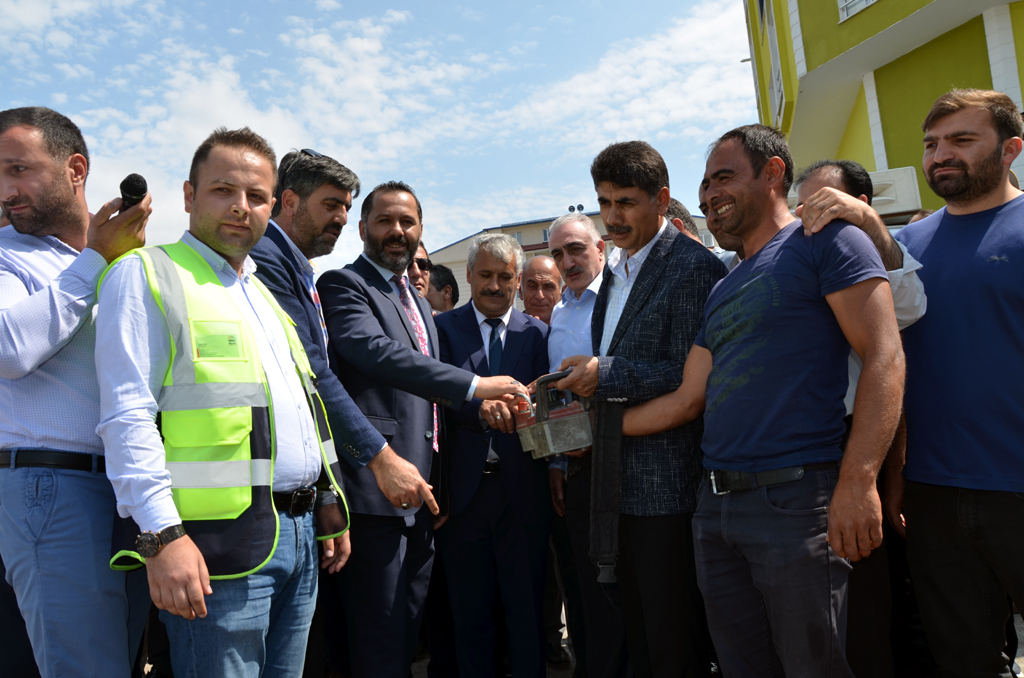 AK PARTİ’DEN 3 KATLI BİNA