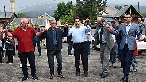 Vali, yağmurda köylülerle halay çekti