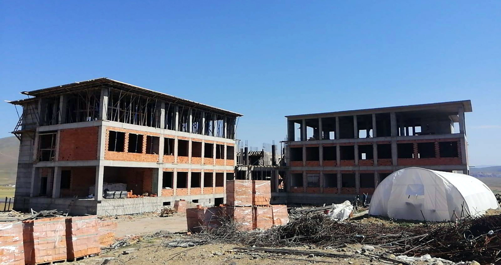 İnşaattan düşen işçi, ağır yaralandı