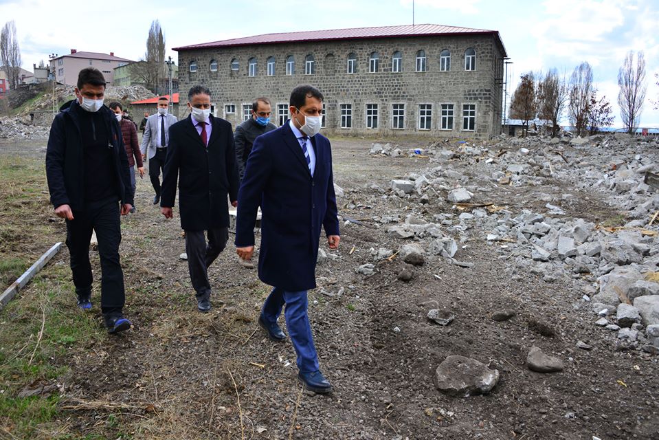 FAKÜLTE BEKLERKEN, BAHÇE OLDUK!