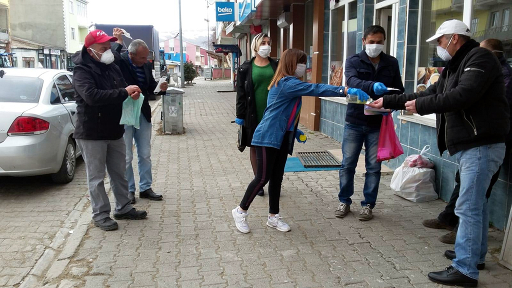 GENÇ PARTİ DAMAL’DA MASKE, ÇILDIR’DA DESTEK KOLİSİ DAĞITTI
