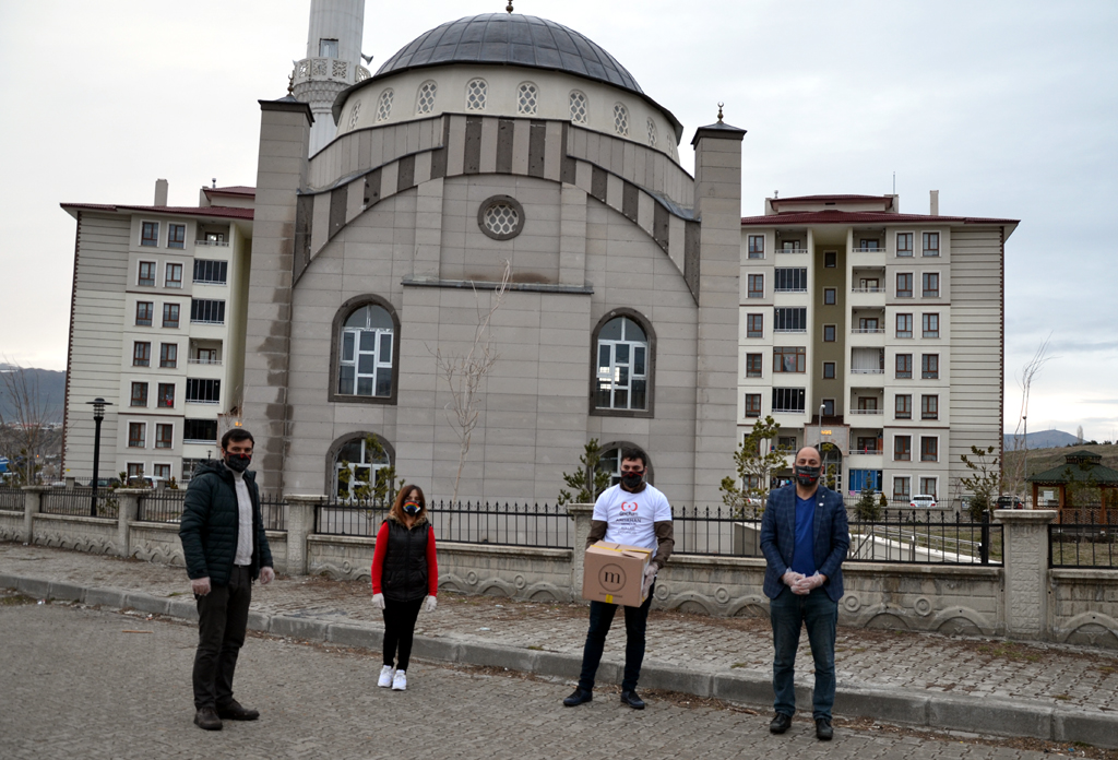 Genç Parti, iftarda tatlı dağıttı