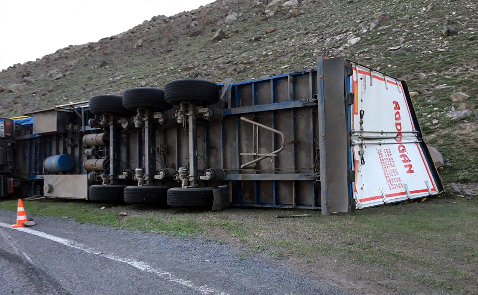 Çıldır yolunda tır devrildi: 1 yaralı