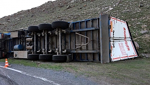 Çıldır yolunda tır devrildi: 1 yaralı