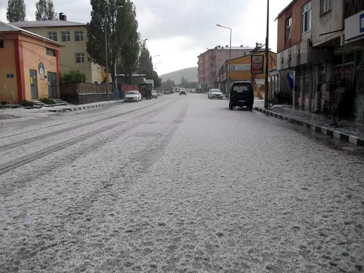Göle'de dolu yağışı