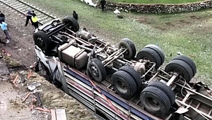 Kamyon köprüden uçtu: 1 yaralı