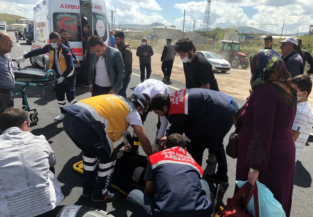 ARDAHAN’DA TRAFİK KAZASI: 8 YARALI