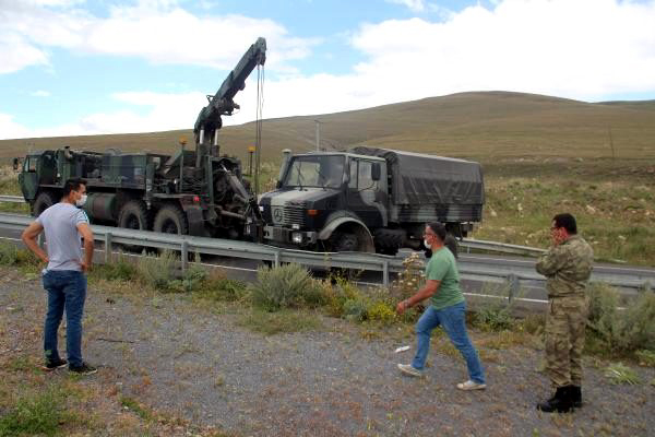 ASKERİ ARAÇ KAZA YAPTI: 5 YARALI