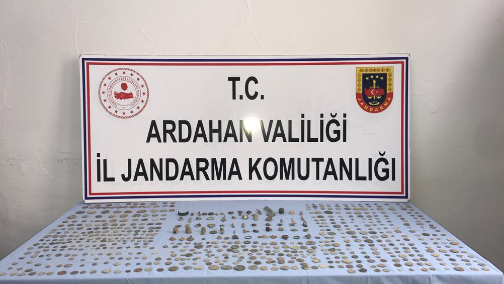 KARGO ARACINDA GİZLENMİŞ TARİHİ ESERLER ELE GEÇİRİLDİ