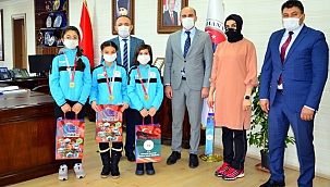 BAŞARILI ÖĞRENCİLER ÖDÜLLENDİRDİ