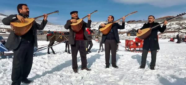 BUZ ÜZERİNDE BİRBİRİNE GİRDİLER
