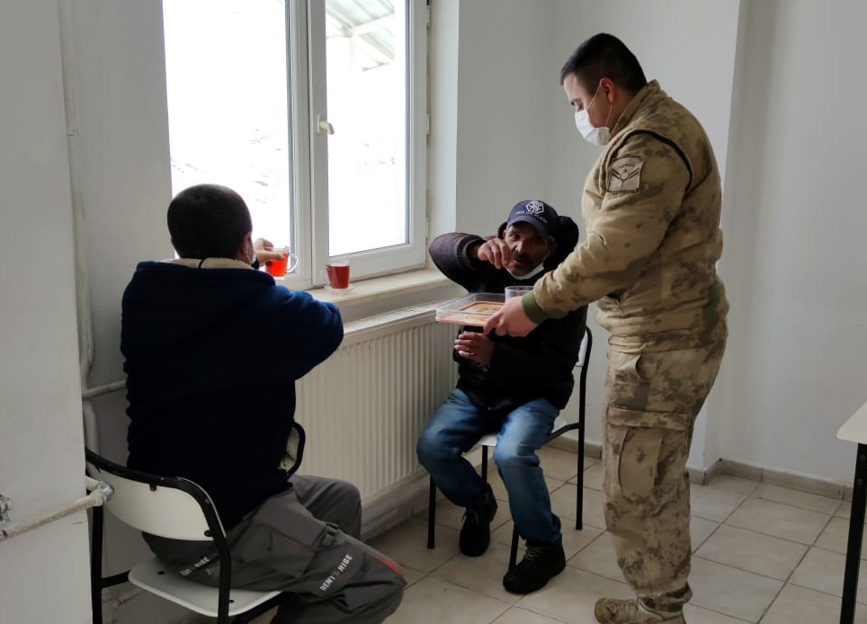 DONMAK ÜZERE OLAN VATANDAŞLARI JANDARMA KURTARDI
