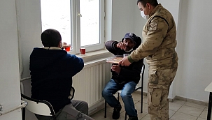 DONMAK ÜZERE OLAN VATANDAŞLARI JANDARMA KURTARDI
