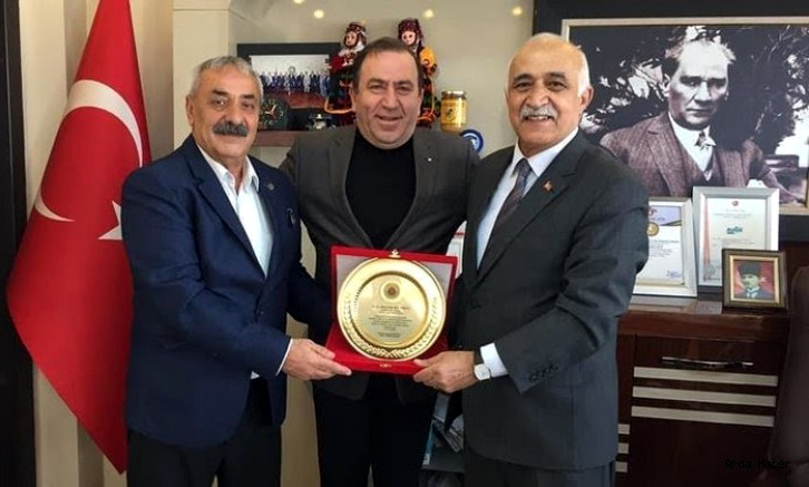HAYRETTİN HANOĞLU’NA TANITIM PLAKETİ