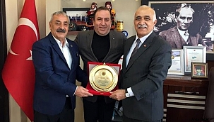 HAYRETTİN HANOĞLU’NA TANITIM PLAKETİ