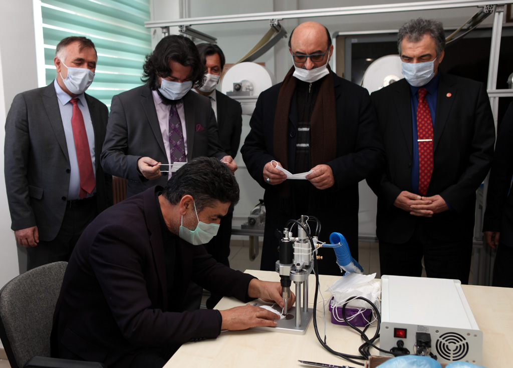 MİLLETVEKİLİ ATALAY, MASKE DİKİP GRUBA DAĞITTI