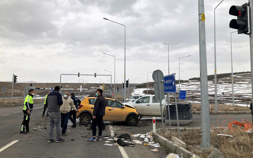 ARDAHAN’DA TRAFİK KAZASI: 2 YARALI