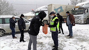 JANDARMA’DAN SÜRÜCÜLERE SICAK ÇAY İKRAMI