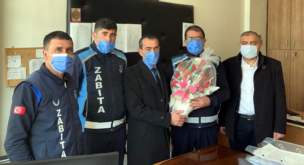 21 YILDIR GÖLE'Yİ TAKIM ELBİSEYLE TEMİZLİYOR
