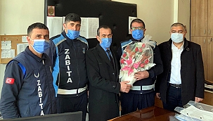 21 YILDIR GÖLE'Yİ TAKIM ELBİSEYLE TEMİZLİYOR