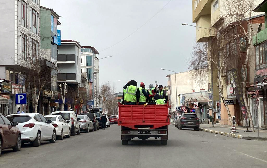 BELEDİYE İŞÇİLERİNİ, KORONA BİLE DURDURAMIYOR