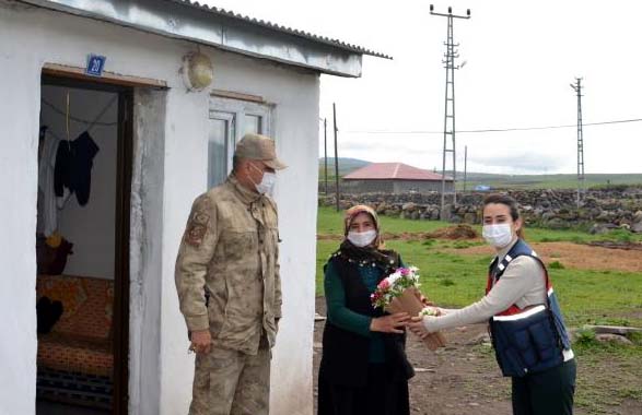 JANDARMA ŞEHİT ANNELERİNİ UNUTMADI