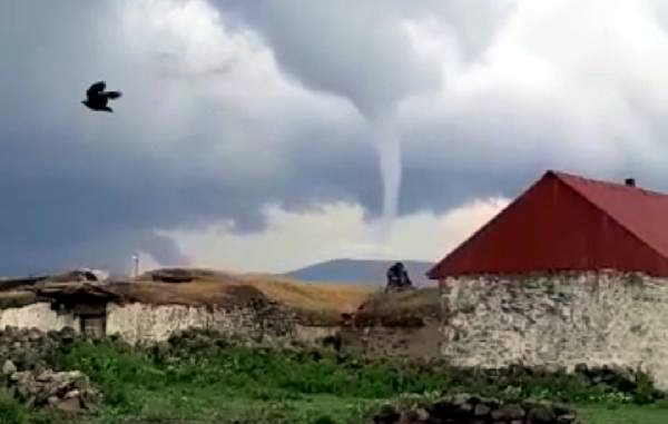 ARDAHAN’DA HORTUM, ÇATILAR UÇTU