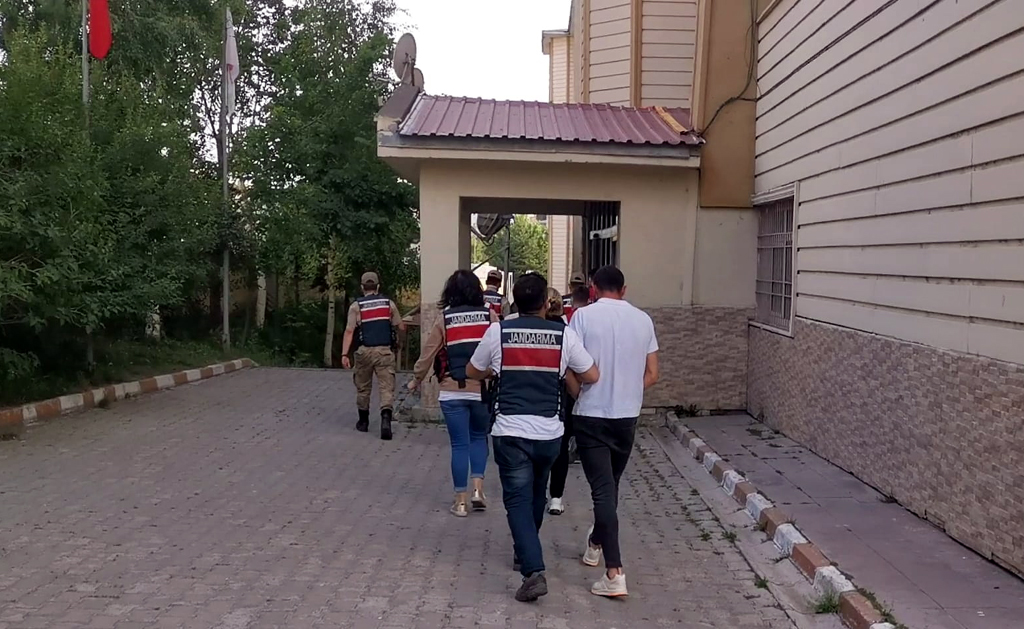 GÖÇMEN KAÇAKÇILIĞI YAPAN 9 KİŞİ TUTUKLANDI