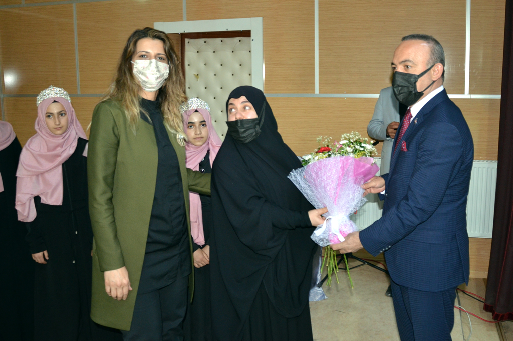 GÖLE’DE BİR İLK: 24 KIZ ÖĞRENCİ HAFIZ OLDU