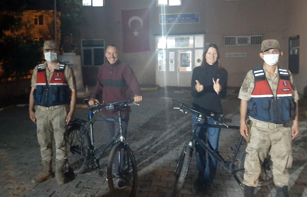 İsviçreli turistlerin imdadına jandarma yetişti