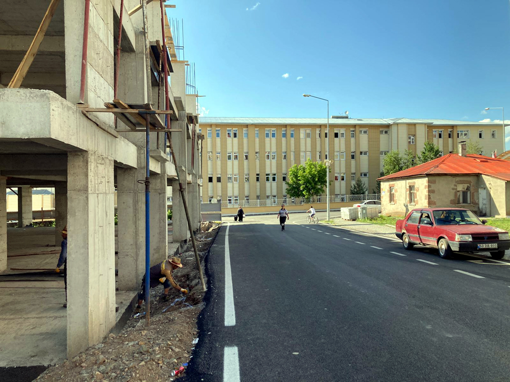 DİKKAT, KALDIRIMDA BİNA VAR